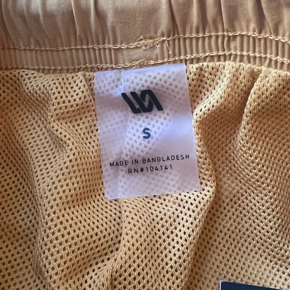 NWT VRST Men’s 5” Everyday Shorts in Yellow Sunset in size Small